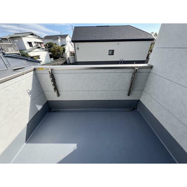 広々としたルーフバルコニー。朝干した洗濯物も急に雨が降っても安心です。（1号棟）