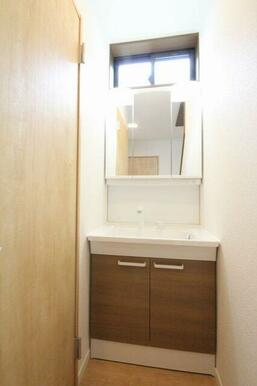 2階のトイレ前にも洗面台があり便利です