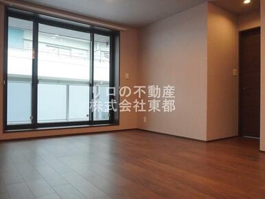 広いリビングでゆったりくつろげる憩いの空間♪