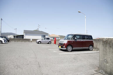 広々としたマンション敷地内の駐車場