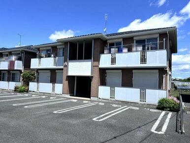 積水ハウス施工のシャーメゾンです。各世帯駐車場２台付（賃料に含む）です。