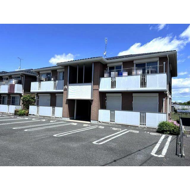 積水ハウス施工のシャーメゾンです。各世帯駐車場２台付（賃料に含む）です。