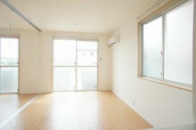 退去予定のお部屋のため２０１号室の写真となります。