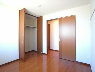 洋室(2)クローゼットもあり子供部屋としても使えるお部屋です♪