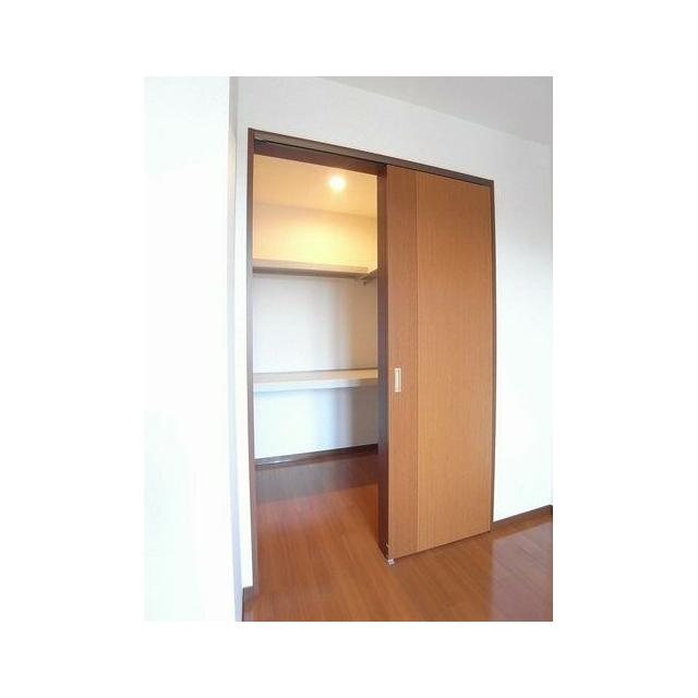 洋室(1)収納はウォークインクローゼット♪