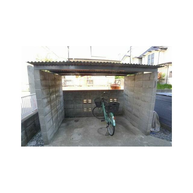 敷地内屋根付き駐輪場有。