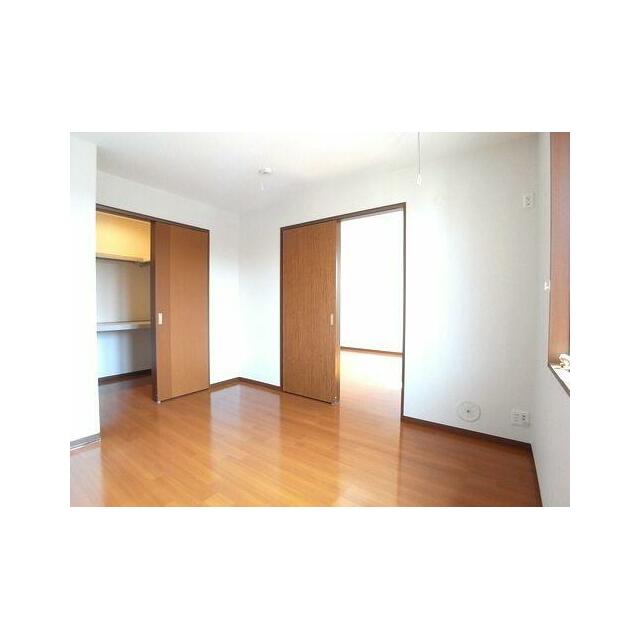 洋室(1)南面に明るいあるお部屋です♪