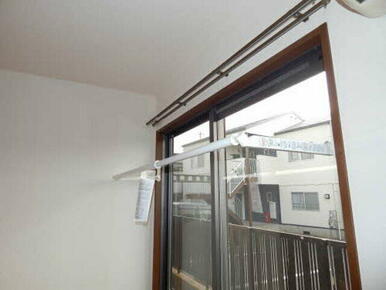 室内物干しが設置済です。雨天での室内干し、花粉やＰＭ２，５対策にも有効です♪