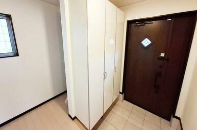 玄関：下駄箱付き。