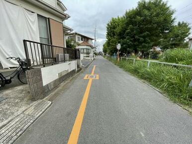 東側前面道路（公道）です