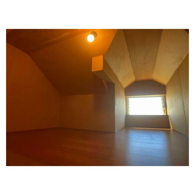 2階西側洋室　屋根裏収納