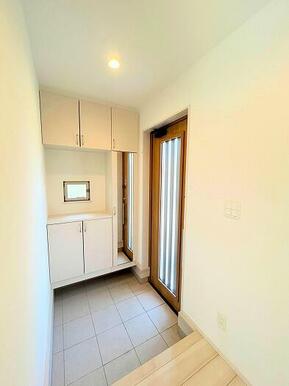 収納豊富な靴箱付き玄関