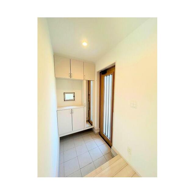 収納豊富な靴箱付き玄関