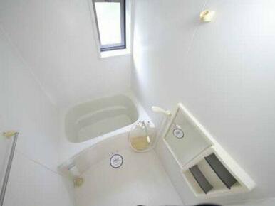 換気と採光を考慮した小窓付きの明るく、清潔感あるバスルーム♪明るい雰囲気の浴室は一日の疲れを癒やして
