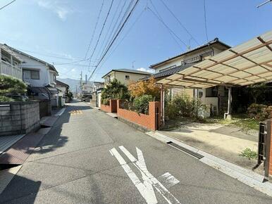 物件は、静かな住宅街に位置しており、道路幅も約4mあるため、車の出入りがスムーズに行えます。周辺は落ち