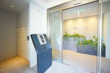 エントランスにはオートロック設置。宅配ボックス一体型の郵便ポストです。