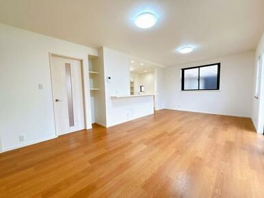 「LDK」約18帖の広々リビング。家族団らんの場に最適です。