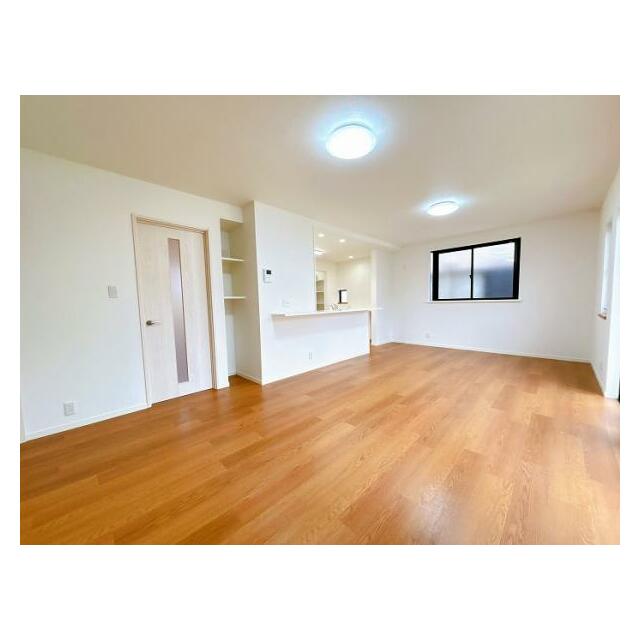 「LDK」約18帖の広々リビング。家族団らんの場に最適です。