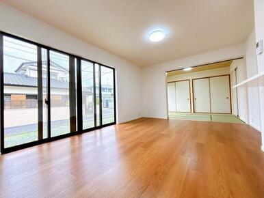 和室の襖を開けるとLDKと繋がり開放感たっぷりの大空間になります。