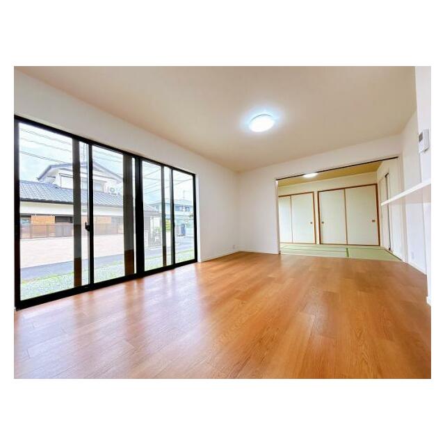 和室の襖を開けるとLDKと繋がり開放感たっぷりの大空間になります。