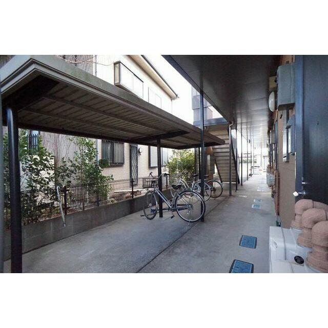 敷地内に屋根付き駐輪場が設置されております。