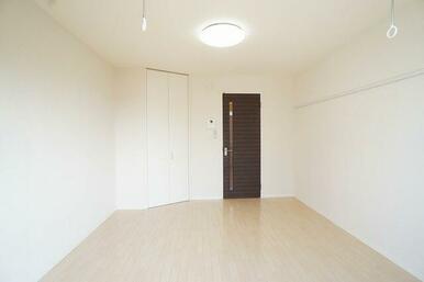 【洋室】窓際には室内物干しが設置されています。