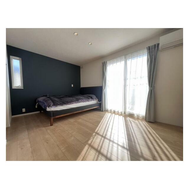 お部屋からバルコニーに出られるので洗濯物や布団などをすぐ干せ取込みも楽にできます！