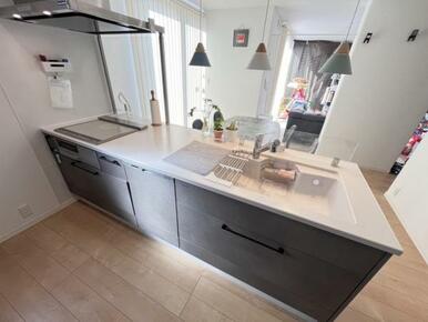 家族の顔が見えるカウンターキッチン！配膳や片付けも楽にできますね＾＾