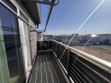 バルコニーは洗濯物や布団が干せる十分な広さです＾＾