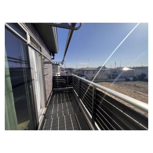 バルコニーは洗濯物や布団が干せる十分な広さです＾＾