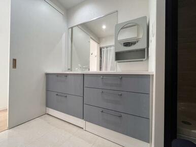 余裕のある洗面脱衣スペース！脱衣所が広いので小さなお子様の入浴準備や着替えもしやすい＾＾