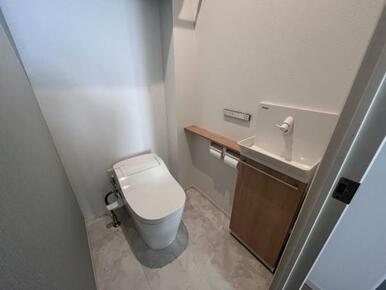 トイレットペーパーや掃除用品もスッキリ片付く収納スペース付きのトイレ！