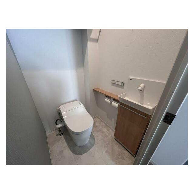 トイレットペーパーや掃除用品もスッキリ片付く収納スペース付きのトイレ！