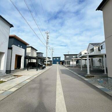 前面道路は融雪装置付き！