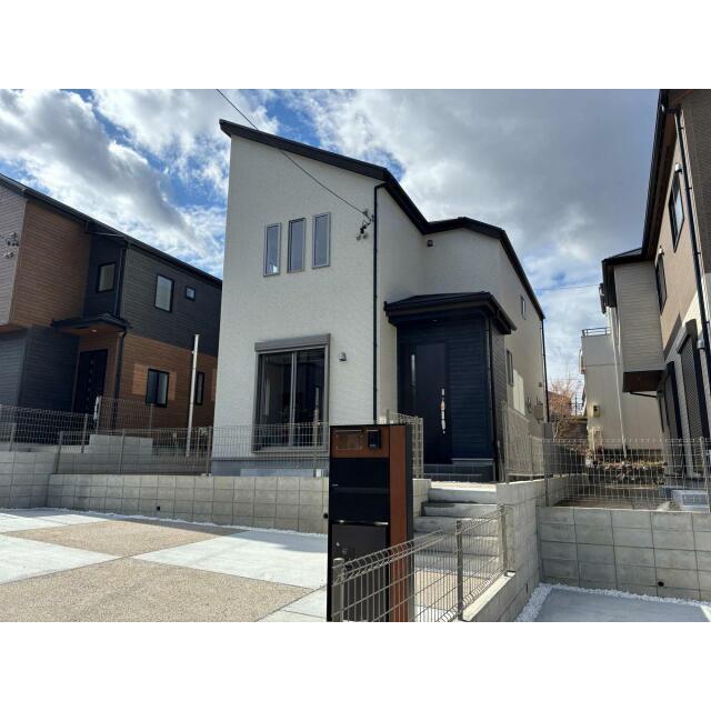 【完成外観（3号棟）】閑静な住宅街にたたずむ駐車スペース三台可能なゆとりある敷地
