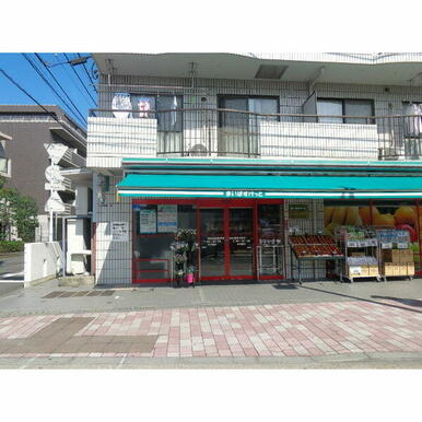 徒歩30秒のところに、まいばすけっとがあります。朝7時～24時まで営業しているので、とても便利です。