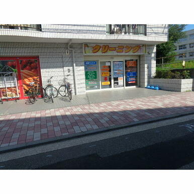 クリーニング店も徒歩30秒のところにあります♪
