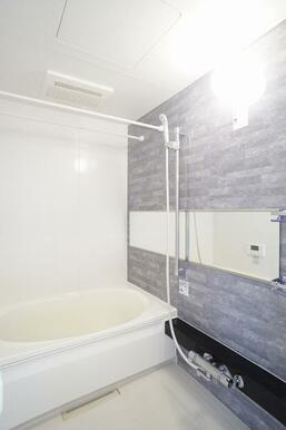 浴室乾燥暖房機能付き♪アクセントパネルが効いたオシャレなスペース。