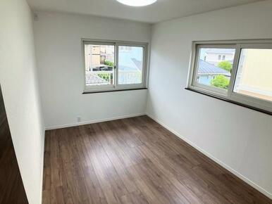 2階南西側洋室は新品のフローリング張りやクロスの交換を行いました