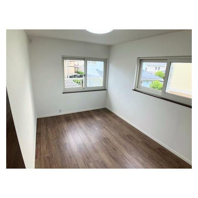 2階南西側洋室は新品のフローリング張りやクロスの交換を行いました