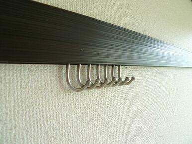 化粧幕板☆可動フックに洋服や絵などを掛けることができます♪