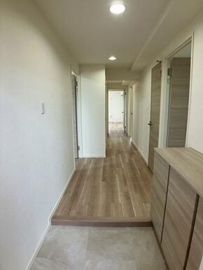 明るい雰囲気の廊下です