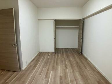 7.6帖洋室は収納もありゆったりと使用できます