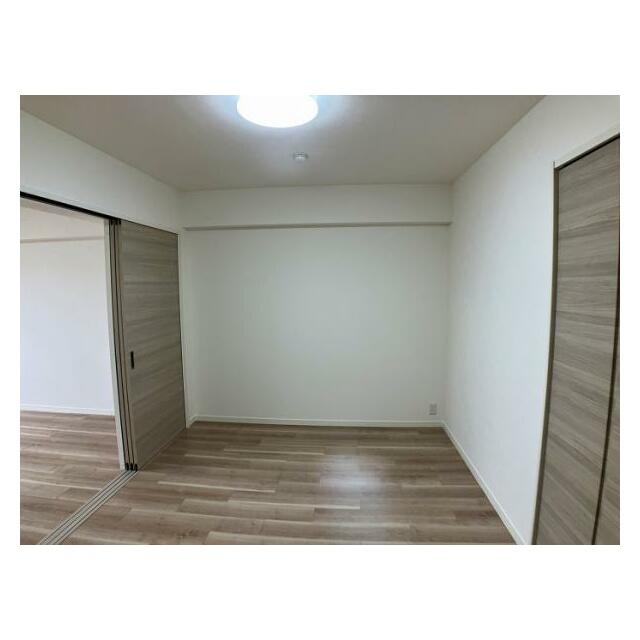 6帖洋室は収納も充実しています