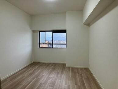 6.4帖洋室は見晴らしの良い窓があります