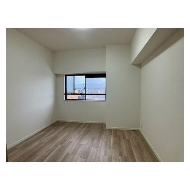 6.4帖洋室は見晴らしの良い窓があります