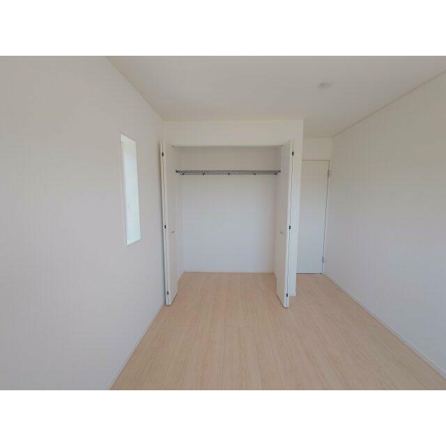 洋室 内部には収納棚などが設置されていて収納力が豊富で、衣類以外の大きなものも収納できます(^^♪