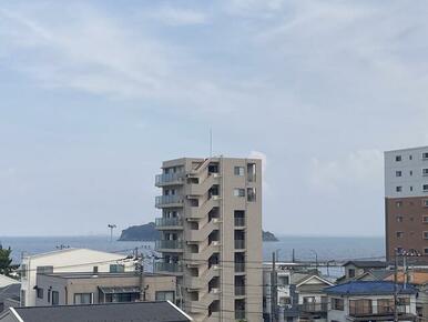 バルコニーより東京湾を望みます。