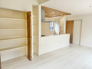 【LDK18.25帖】4段可動棚付きで日用品の収納に便利です！