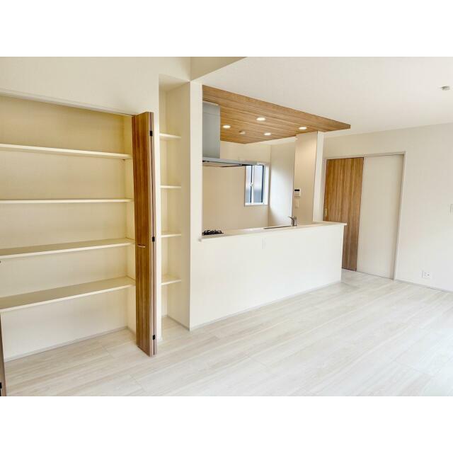 【LDK18.25帖】4段可動棚付きで日用品の収納に便利です！